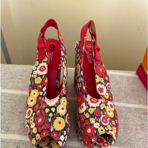 Kate Spade wedges Flowers on canvas